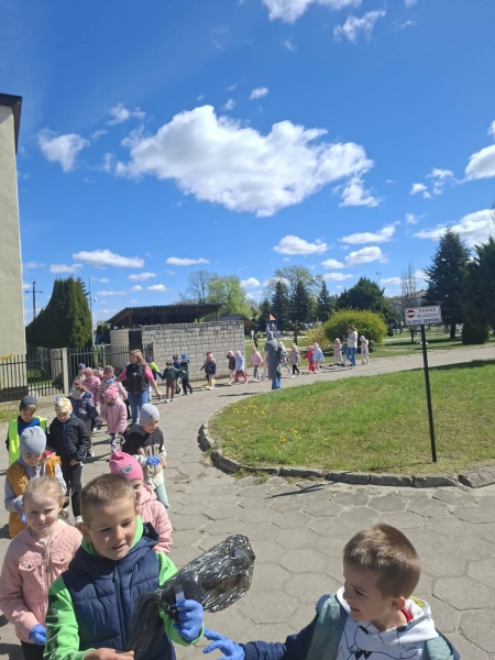 Sprzątanie terenu miejscowości w ramach ŚWIATOWEGO DNIA ZIEMI.